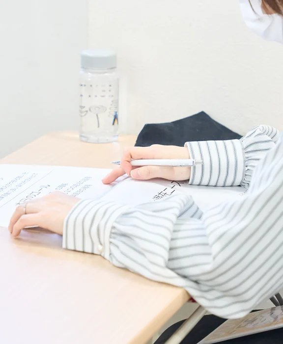 手元の資料を確認している。